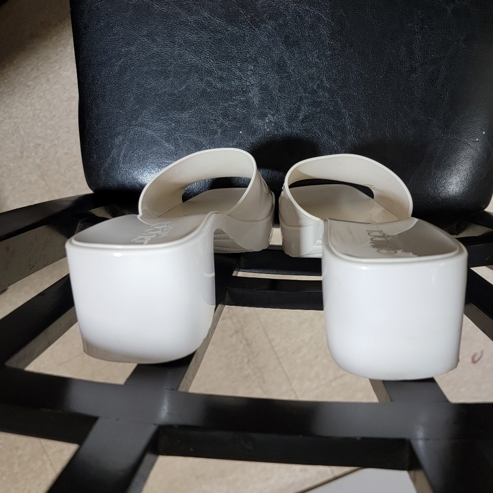Gucci Women's Cream Slide Sandals - Picture 7 of 7